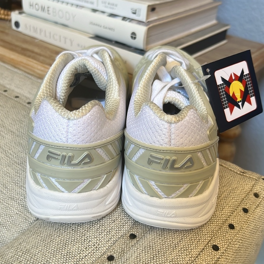 Fila Women Axilus 2 Energized white/metallic Silver White Tennis Sneakers Size 9 - Picture 3 of 4